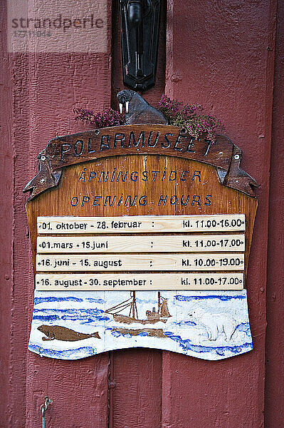 Detail des Schildes mit den Öffnungszeiten vor dem Polarmuseum; Tromso  Norwegen