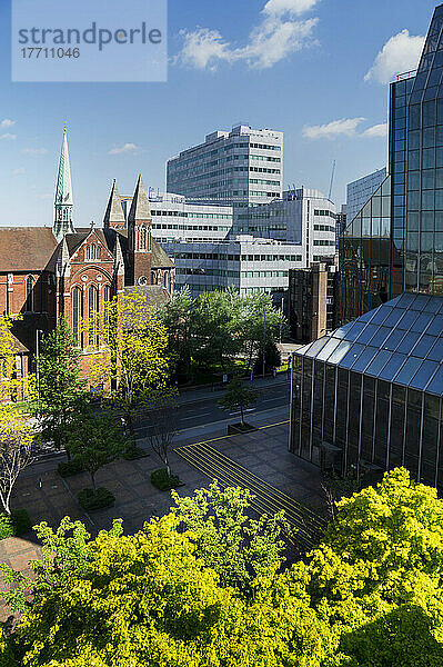 Eine Kirche und Bürogebäude  Croydon; London  England