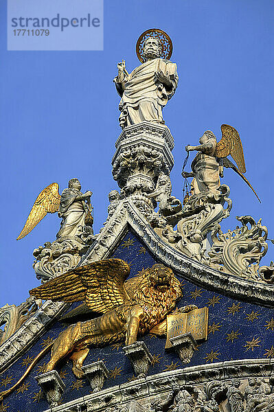 Venedig  Italien. Statue auf dem Dach der Basilica di San Marco. Doug Mckinlay/Axiom