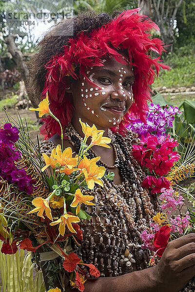 Dorfmädchen in Kleidern aus Tapa-Rindenstoff bereitet sich auf die Aufführung eines traditionellen melanesischen Stammestanzes im Dorf Natade in den Tufi-Fjorden von Kap Nelson in der Provinz Oro in Papua-Neuguinea vor; Tufi  Provinz Oro  Papua-Neuguinea