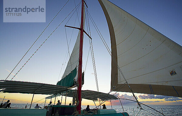 Eine Fahrt mit dem Segelboot auf dem Indischen Ozean bei Sonnenuntergang; Mauritius