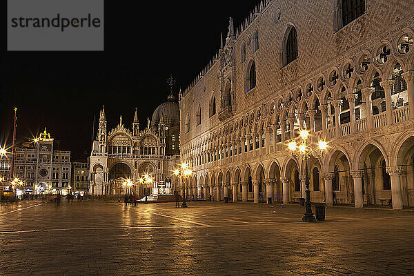 Markusplatz bei Nacht; Venedig  Italien