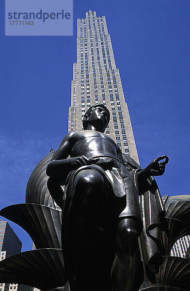 Art-Déco-Skulptur und G-E-Gebäude im Rockefeller Center