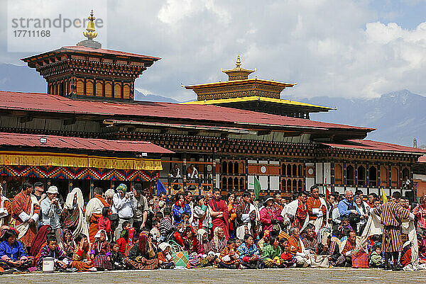 Besucher versammeln sich während des bhutanischen Paro Tshechu Festivals im Paro Dzong  einem Kloster und einer Festung in Paro  Bhutan; Paro  Bhutan