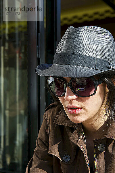 Junge Frau mit stilvollem Hut und Sonnenbrille  Marais-Viertel; Paris  Frankreich