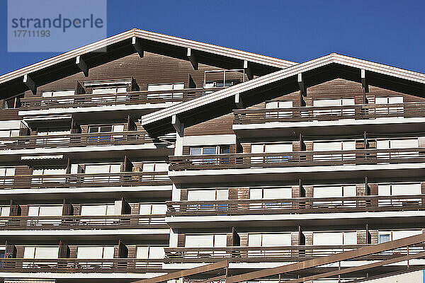 Apartmenthäuser im Zentrum von Nendaz  einem beliebten Skigebiet und Aktivitätszentrum in den Schweizer Alpen; Bezirk Wallis  Schweiz