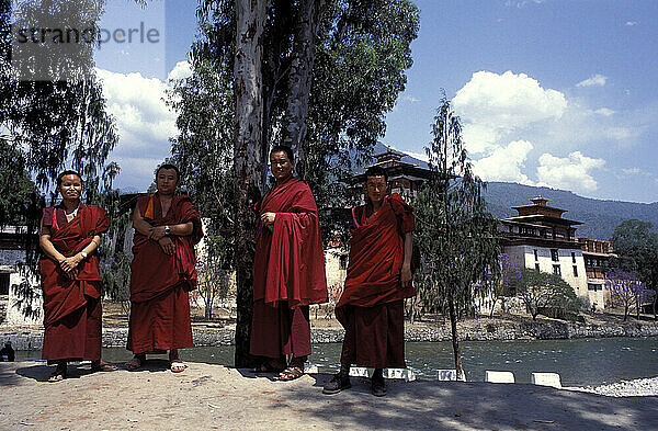 Mönche im Kloster Punakha Bhutan