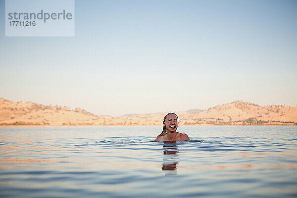 Eine Frau schwimmt im Lake Hume; Riverina  New South Wales  Australien
