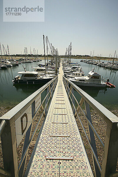 Carteret  Manche  Normandie  Frankreich. Flussmündung mit Booten