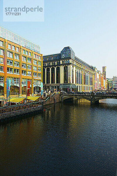 Eine Straßenbrücke  die den Fluss überquert  und Gebäude entlang des Flusses; Hamburg  Deutschland