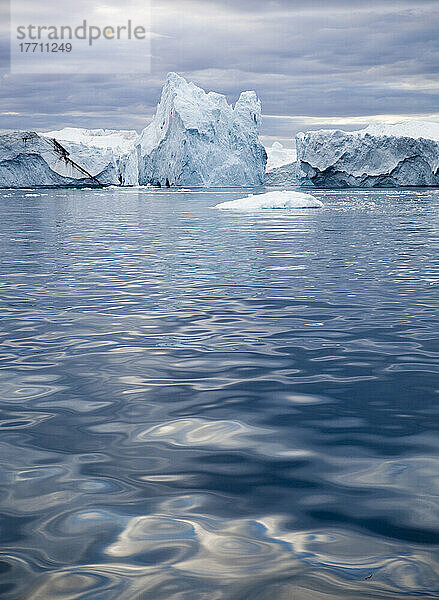 Eine Mitternachtsfahrt durch den Ilulissat-Eisfjord  eine der Unesco-Welterbestätten. Grönland.