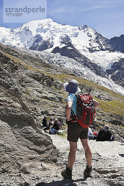 Wanderer über dem Chamonix-Mont-Blanc-Tal  mit dem Mont-Blanc-Massiv im Hintergrund; Frankreich