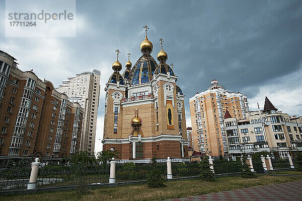 Kirche mit verziertem Dach  umgeben von Wohngebäuden; Kiew  Ukraine