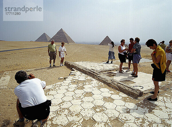 Tourist  der Bilder macht  Giza  Ägypten.