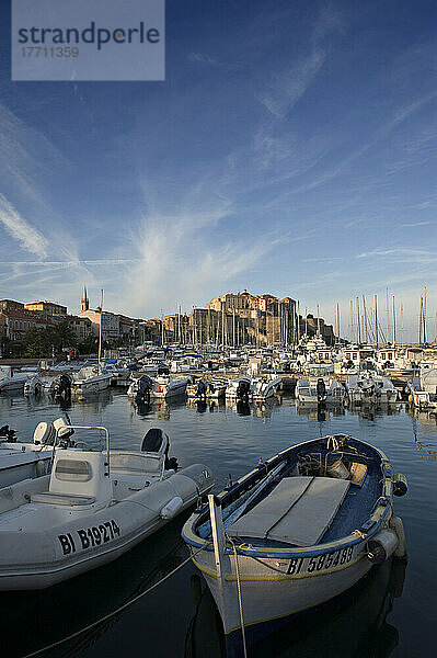 Blick über den Yachthafen auf Calvi. Der Stadtteil Balagne. Korsika. Frankreich