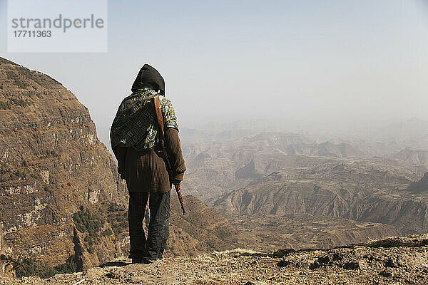 Lokaler bewaffneter Wachmann mit Trekkinggruppe  Simien Mountains National Park; Region Asmara  Äthiopien