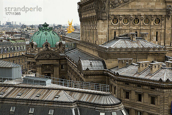 Die Architektur des Pariser Opernhauses  Palais Garnier  vor der Kulisse der Stadt; Paris  Frankreich