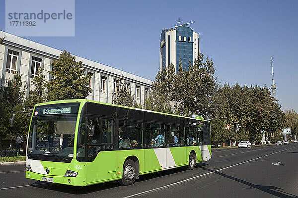 Lokaler Bus  der am Bürogebäude der Nbu (Nationalbank Usbekistans) und am Fernsehturm vorbeifährt  Amir-Timur-Straße; Taschkent  Usbekistan