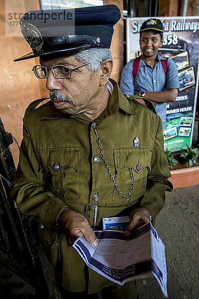 Fahrkartenkontrolleur auf der Fahrt mit dem Hill Train von Colombo nach Kandy  Hill Country  Sri Lanka; Dikoya  Nuwara Eliya District  Sri Lanka