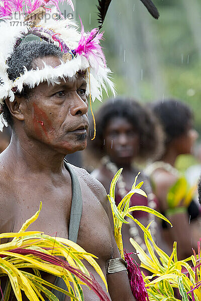 Dorfbewohner bei den Vorbereitungen zur Aufführung eines traditionellen melanesischen Stammestanzes auf der Insel Tuam im Siassi  Papua-Neuguinea; Insel Tuam  Provinz Morobe  Papua-Neuguinea