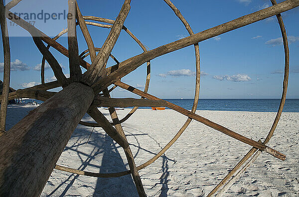 Holzrahmen eines Strandschirms  der auf dem Sand liegt; Tulum  Mexiko