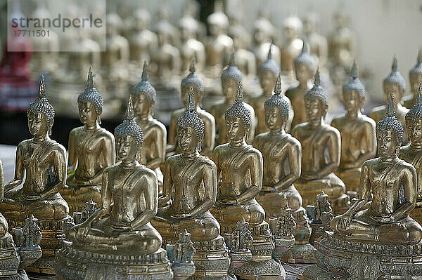 Kleine buddhistische Figuren in einer Gießerei in Khon Kaen. Thailand.