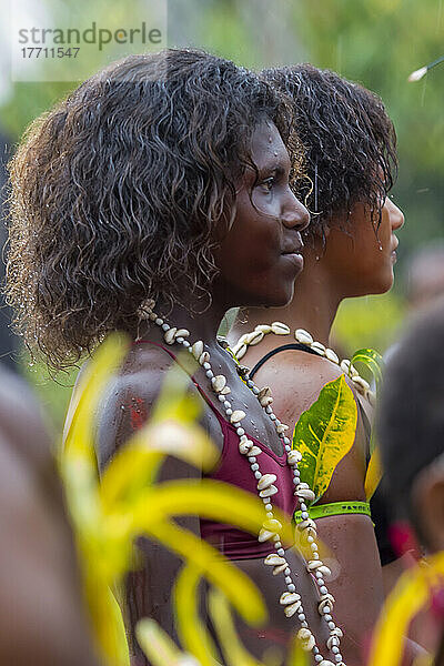 Dorffrauen bei den Vorbereitungen zur Aufführung eines traditionellen melanesischen Stammestanzes auf der Insel Karkar  Papua-Neuguinea; Insel Karkar  Provinz Madang  Papua-Neuguinea