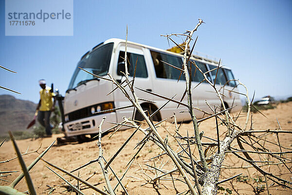 Reisende  die mit ihrem Bus im Sand in der Nähe des Gheralta-Plateaus feststecken; Region Tigray  Äthiopien