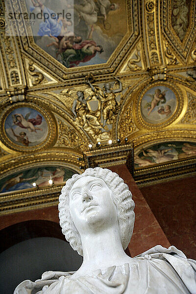 Detail der Marmorstatue im Louvre-Museum  Paris. Frankreich.