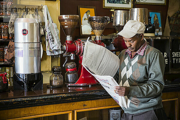Kunde liest die Zeitung im Tomoca Coffee House; Addis Abeba  Äthiopien
