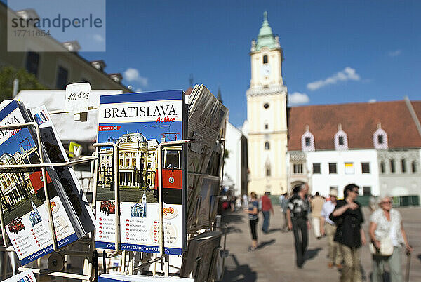 Bratislava ReisefÃ?hrer auf dem Display HlavnÃ© NÃ¡mestie (Hauptplatz) im Altstadtviertel; Bratislava  Slowakei