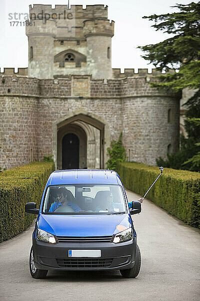 Ein Paar  das in einem Wohnmobil unterwegs ist  hält für ein Selfie vor dem Eastnor Castle in Ledbury an; Eastnor  Herefordshire  England  UK