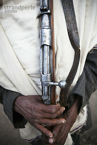 Bewaffneter Mann in der Nähe der Yemrehanna Kristos Kirche  in der Nähe von Lalibela; Äthiopien