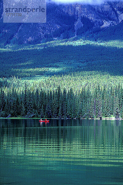 Zwei Personen beim Kanufahren auf dem Pyramid Lake  Jasper  Alberta  Kanada.