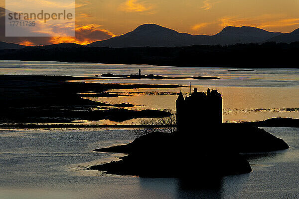 Silhouette von Castle Stalker in der Abenddämmerung; Appin  Argyll und Bute  Schottland