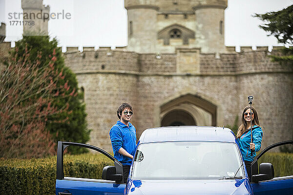 Ein Paar  das in einem Wohnmobil unterwegs ist  hält für ein Selfie vor dem Eastnor Castle in Ledbury an; Eastnor  Herefordshire  England  UK