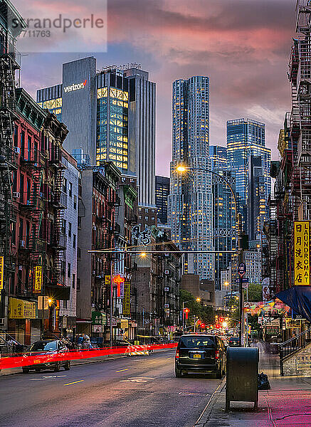 Kontrast zwischen alter und neuer Architektur in der Dämmerung auf der Madison Street in Chinatown in New York City; New York City  New York  Vereinigte Staaten von Amerika