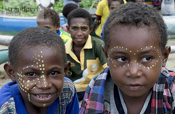 Jungen mit Gesichtsbemalung am Ufer des Dorfes Siboma  Lababia-Insel  Huon-Golf  Provinz Morobe  Papua-Neuguinea; Dorf Siboma  Provinz Morobe  Papua-Neuguinea