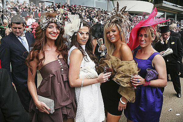 Rennbesucher bei der Pferderennbahn Royal Ascot; Ascot  Berkshire  England