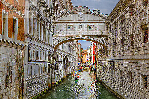 Seufzerbrücke über einem ruhigen Kanal; Venedig  Italien