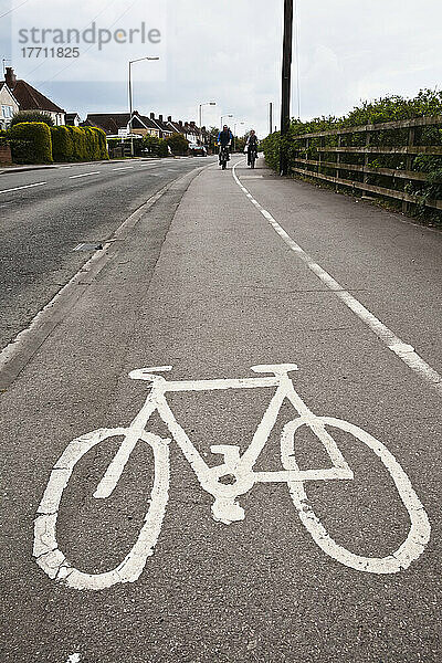 Radfahrer auf ausgewiesenem Radweg; Thatcham  Berkshire  England