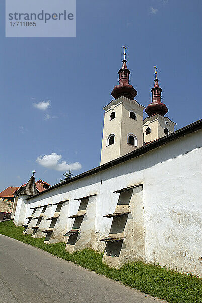 Die imposanten Mauern der 1000 Jahre alten römisch-katholischen Kirche von Divin  Mittelslowakei