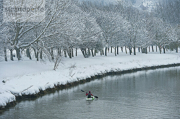 Kanufahrer auf dem Fluss Ouse bei verschneiten Bedingungen; Lewes  East Sussex  England