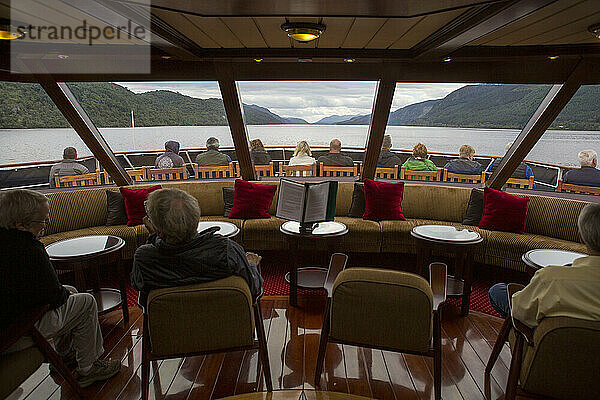Ein Schiff fährt auf dem Loch Ness in Schottland; Schottische Highlands  Schottland