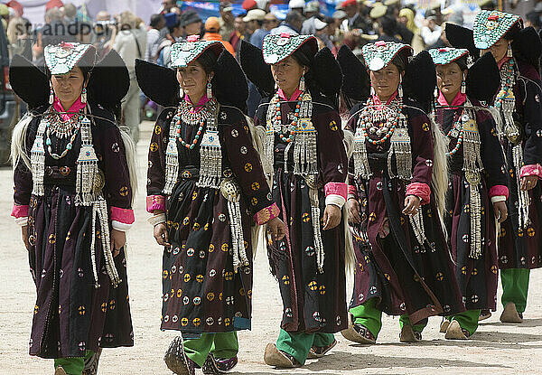 Traditionelle Tänzer bei der Eröffnungsparade des Ladakh-Festivals. Das Ladakh-Festival findet jedes Jahr in den ersten beiden Septemberwochen statt und zelebriert die lokale Kultur durch Tanz und Sport. Ladakh  Provinz von Jammu und Kaschmir  Indien
