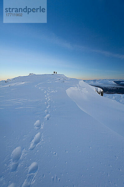 Fußspuren im Schnee auf dem Gipfel des Beinn Respiol in der Abenddämmerung  Halbinsel Ardnamurchan; Highlands  Schottland