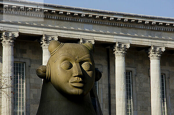 Uk  England  Birmingham  Sphinx-Statue und Rathaus.