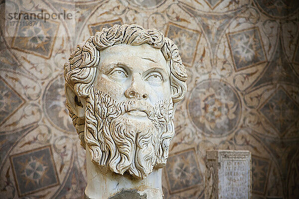Kopf des Kaisers Septimius Severus außerhalb des Museums der Stätte; Djemila  Algerien
