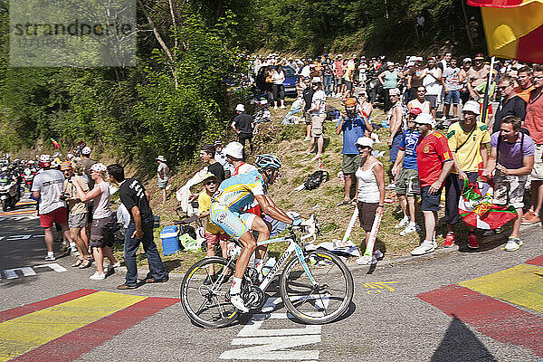 Radsportler und Fans bei der Tour De France; Pyrenäen  Frankreich