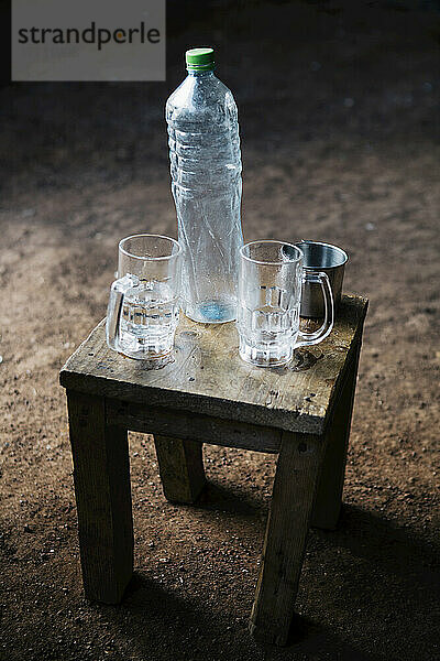 Gläser und eine Plastikflasche auf einfachen Möbeln; Äthiopien